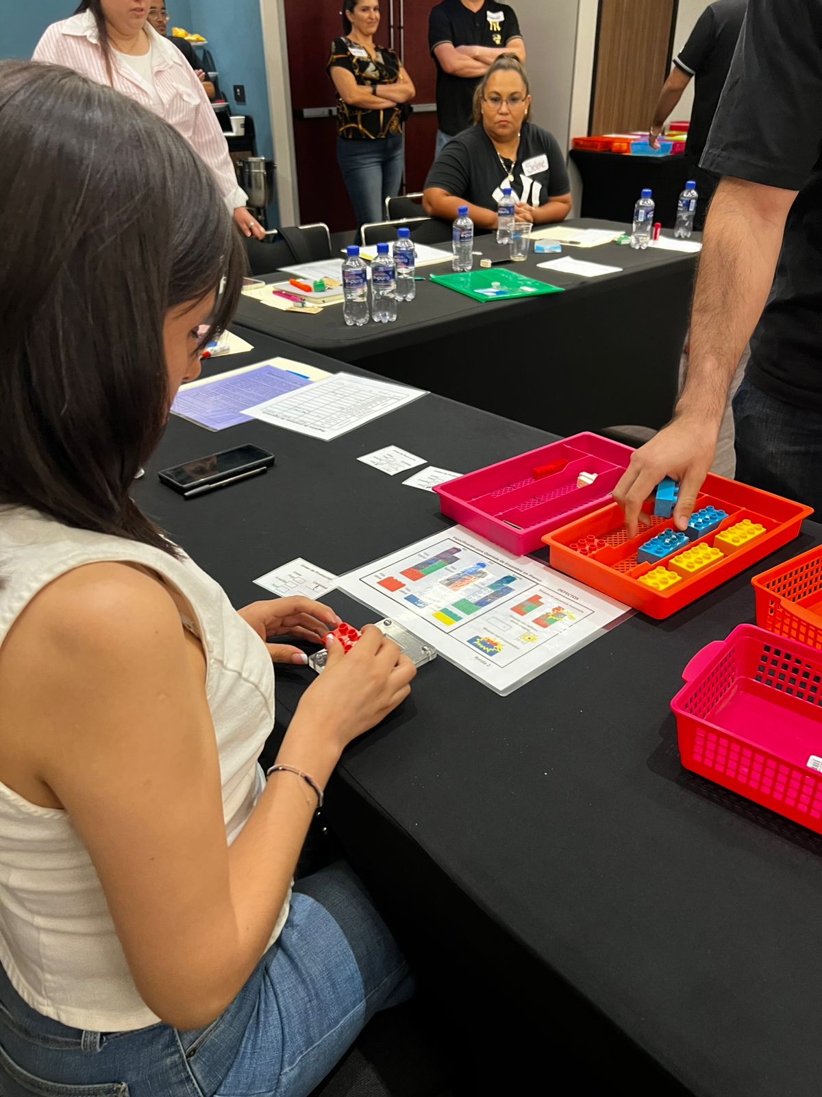 Equipo participando en una dinámica LEAN LEGO