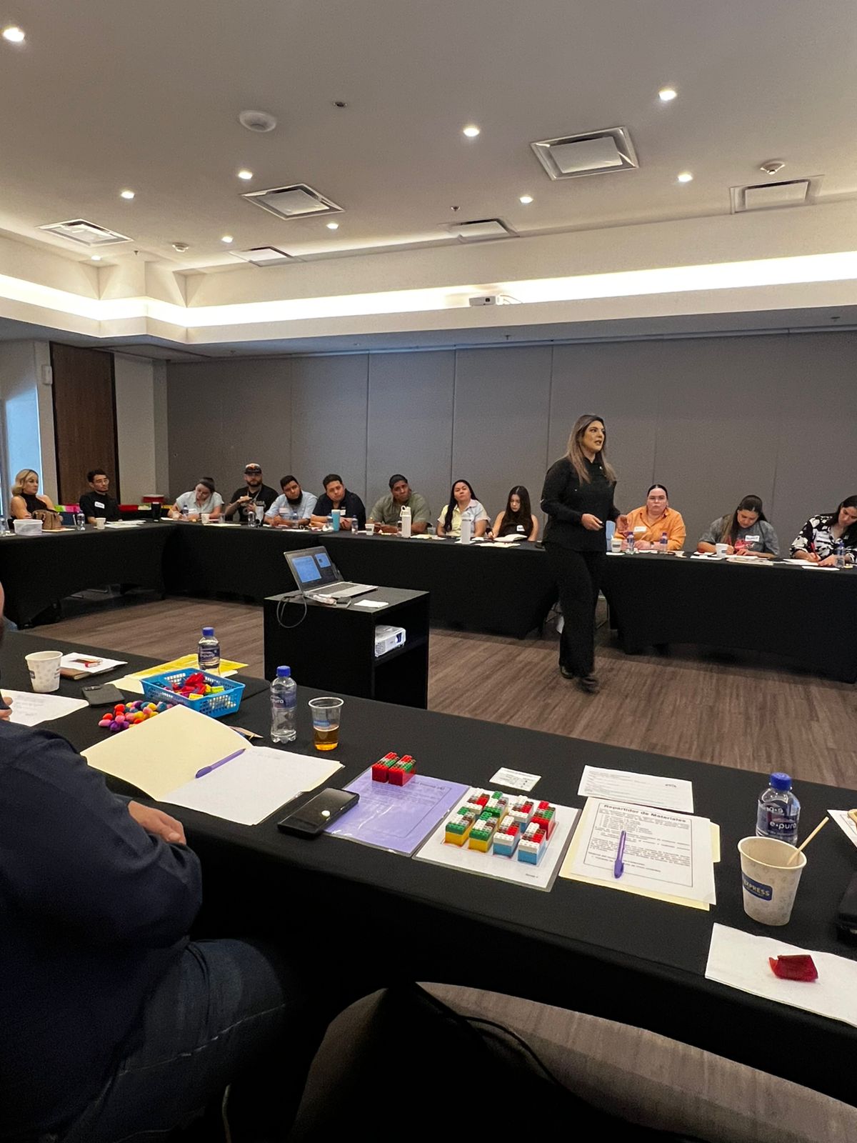 Facilitadora presentando frente al grupo de entrenamiento