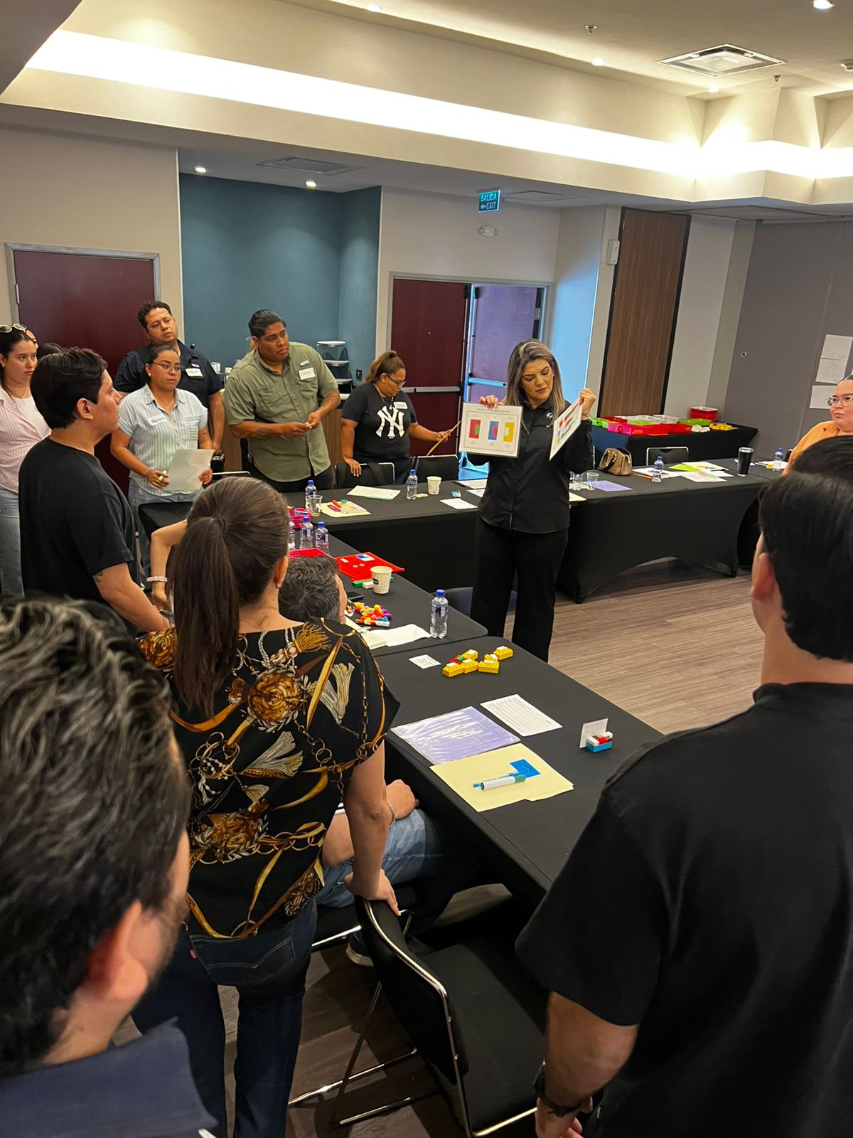 Facilitadora explicando resultados a los participantes